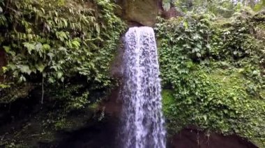 2017 yazında Bali Şelalesi 'nin ters uçan insansız hava aracını uçurun. HD SinematikName