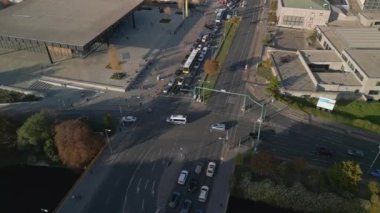 2022 yazında Berlin 'de panorama yörüngesindeki drone. 4k Sinematik