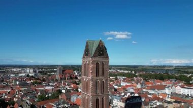 2022 yazında Wismar City Almanya 'sına insansız hava aracı indirin. Yüksek kalite 4K Sinematik görüntüler