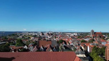 2022 yazında Wismar City Almanya 'sına insansız hava aracı indirin. Yüksek kalite 4K Sinematik görüntüler