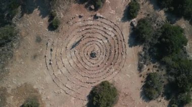 2022 yazında dikey kuş bakışı drone. Yüksek kalite 4K Sinematik görüntüler