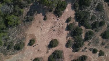 2022 yazında dikey kuşların gözü İHA uçurumunun kenarında. Yüksek kalite 4K Sinematik görüntüler
