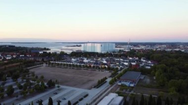 Wismar Çiftlik Arazisi, Almanya 'da Ağustos 2022' de insansız hava aracı. Yüksek kalite 4K Sinematik görüntüler