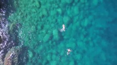 Hız rampası Hiperlapse hızlandırılmış zaman atlaması 2022 yazında dikey dağ tırmanışı uçurumu kenarında. Yüksek kalite 4K Sinematik görüntüler