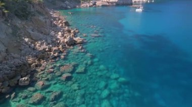 2022 yazında İHA uçurumunun kenarına sinek saldırısı. Yüksek kalite 4K Sinematik görüntüler