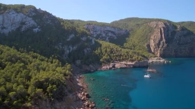2022 yazında sağdaki İHA dağ tırmanışı uçurumuna doğru kayıyor. Yüksek kalite 4K Sinematik görüntüler