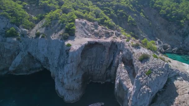 Drohnen Bergwanderung Klippe Bei Tag Sommer 2022 Hochwertiges Filmmaterial — Stockvideo