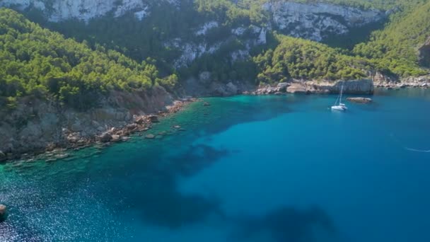 Ziehen Sie Drohne Bergkante Klippenbucht Tagsüber Sommer 2022 Hochwertiges Filmmaterial — Stockvideo