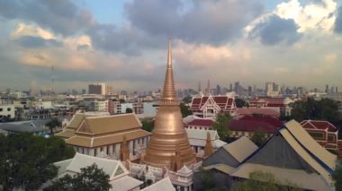 Panorama yörüngesi drone thailone ve dezember gün batımı altın saat 2022. Yüksek Kalite 4K Sinematik Görüntü
