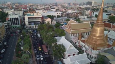 Tayland 'da ters uçmak ve 2022' nin altın saatinde gün batımında buluşmak. Yüksek Kalite 4K Sinematik Görüntü