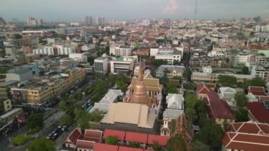 Geniş yörünge görüntüsü drone thailone ve dezember gün batımı altın saat 2022. Yüksek Kalite 4K Sinematik Görüntü