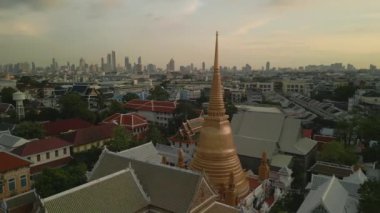 Panorama yörüngesi drone thailone ve dezember gün batımı altın saat 2022. Yüksek Kalite 4K Sinematik Görüntü