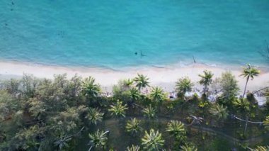 Dikey kuşların gözü İHA Adası Koh Kood Taphao, altın saat 2022. 4k Yüksek Kaliteli Sinema Görüntüsü