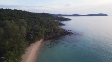 Panorama kıvrımlı drone adası koh kood Taphao, altın saat 2022. 4k Yüksek Kaliteli Sinema Görüntüsü