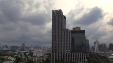 Geniş yörünge görüntüsü insansız hava aracı Bangkok Tayland ve dezKasım 2022. Yüksek Kaliteli 4k Sinematik Görüntüler