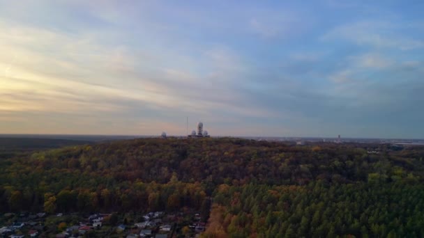 2022年の夕暮れ時のパノラマ曲線のドローンドイツの森 高品質4Kシネマティック映像 — ストック動画