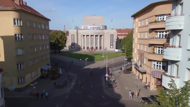 Fly Reverse Drone Berlin Volksbuehne Rosa Luxemburg Place Summer Day — Stok video