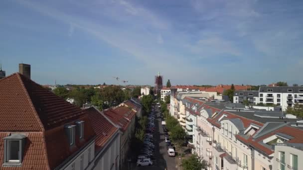 Fly Reverse Drone Berlin Weissensee City Summer Day 2022 High — Vídeos de Stock