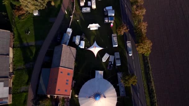 2022年黄金の時間帯にクレメン オーバーハヴェルのドローン ブランデンバーグ サーカステントを傾ける 4Kマルニッツ シネマティック — ストック動画
