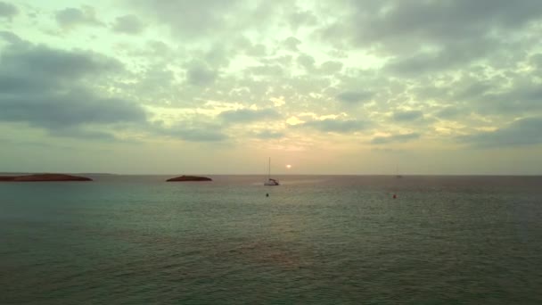 ブームスライド右ドローンビーチフォルメンタ島イビザスペイン2022年秋 高品質4Kシネマティック映像 — ストック動画