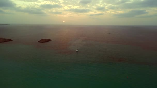 パノラマの概要ドローンビーチフォルメンタ島イビサスペイン 2022年秋 高品質4Kシネマティック映像 — ストック動画
