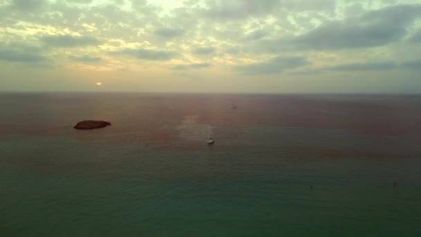 广阔的轨道概览无人驾驶海滩有翼目岛屿伊比萨岛西班牙 2022年秋天 优质4K电影胶片 — 图库视频影像