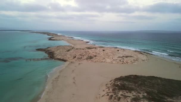Fly Reverse Drone Beach Formentera Island Ibiza Spain Πτώση 2022 — Αρχείο Βίντεο