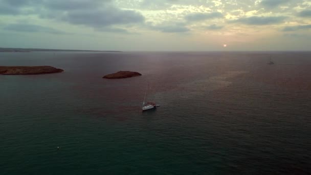 パノラマ軌道ドローンビーチフォルメンタ島イビサスペイン 2022年秋 高品質4Kシネマティック映像 — ストック動画