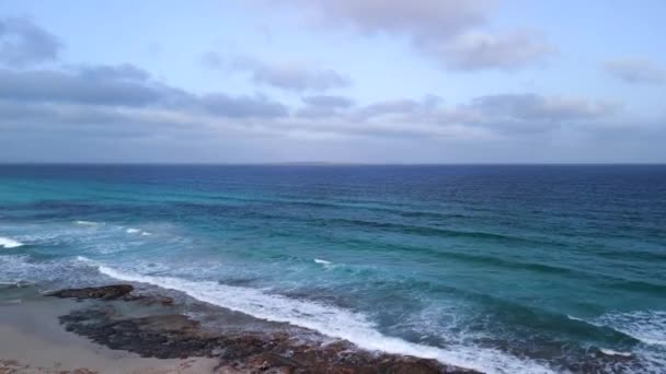 ドローン ビーチ フォルメンタ島のイビサ スペイン2022年秋 高品質4Kシネマティック映像 — ストック動画