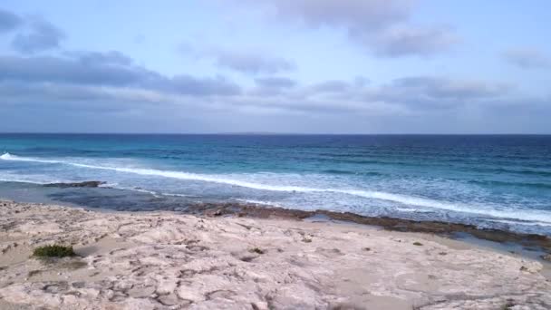 2022年秋にドローンビーチ フォルメンタ島イビサ島のスペインを離陸 高品質4Kシネマティック映像 — ストック動画