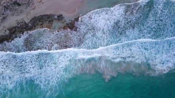 垂直鸟瞰无人驾驶海滩 形成双翅目岛屿伊比萨岛西班牙 2022年秋天 优质4K电影胶片 — 图库视频影像