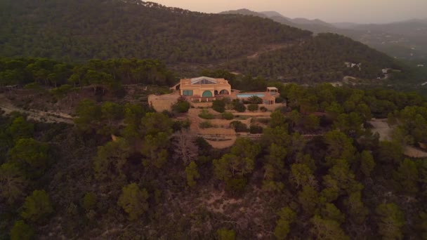 宽轨道的概览无人飞机别墅在岛屿Ibiza Vedra 2022年秋 优质4K电影胶片 — 图库视频影像