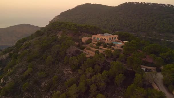 宽轨道的概览无人飞机别墅在岛屿Ibiza Vedra 2022年秋 优质4K电影胶片 — 图库视频影像