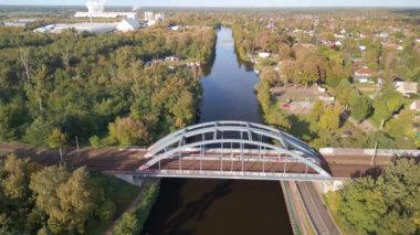 Panorama Drone Demiryolu Köprüsü, Brieselang Brandenburg, Almanya 'da yaz mevsimi, 2022. Yüksek Kaliteli 4k Sinematik Görüntüler
