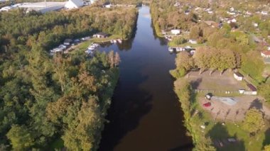 Breeselang, Brandenburg Almanya 'da yaz mevsimi, 2022' de ters insansız hava aracı ile köprüden uçun. Yüksek Kaliteli 4k Sinematik Görüntüler