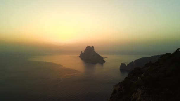 Descending Drone Ibiza Vedra Island Autumn 2022 High Quality Cinematic — стоковое видео