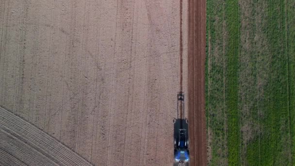 Vertical Birds Eye View Drone Tractor Fall Field Brandenburg Havelland — Vídeos de Stock