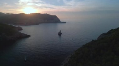 Hız rampası Hiperlapse hareketli zaman aşımı Cala Benirras plajı ibiza İspanya, akşam günbatımı 2022. Yüksek Kaliteli 4k Sinematik Görüntüler