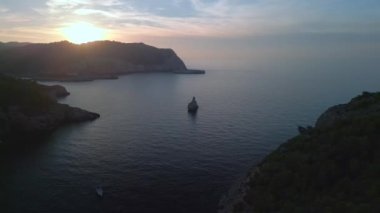Panorama yörüngesi drone Cala Benirras plajı İbiza İspanya, 2022 akşam batımı. Yüksek Kaliteli 4k Sinematik Görüntüler