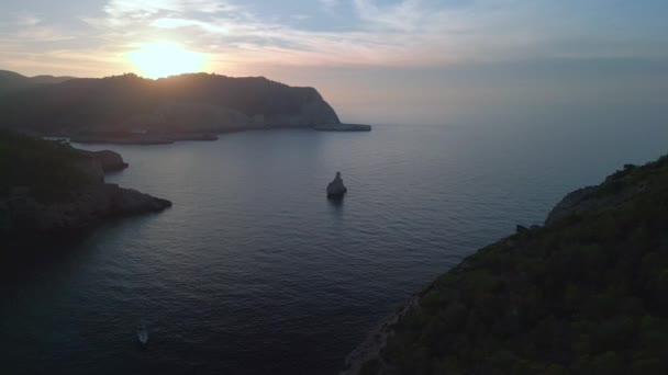 速度ランプ過経過運動経過時間Cala BenirrasビーチIbizaスペイン 夜の夕日2022 高品質4Kシネマティック映像 — ストック動画