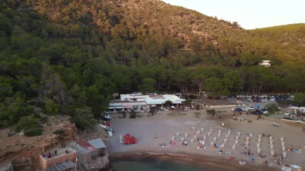 Breed Baanoverzicht Drone Cala Benirras Strand Ibiza Spanje Avond Zonsondergang — Stockvideo