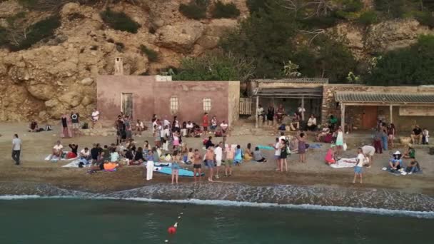 Boom Csúszik Balra Drone Cala Benirras Strand Ibiza Spanyolország Esti — Stock videók