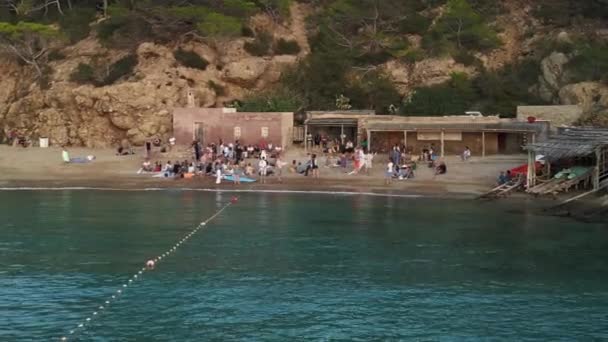 Przyciągnąć Drone Cala Benirras Plaża Ibiza Hiszpania Wieczorem Zachód Słońca — Wideo stockowe