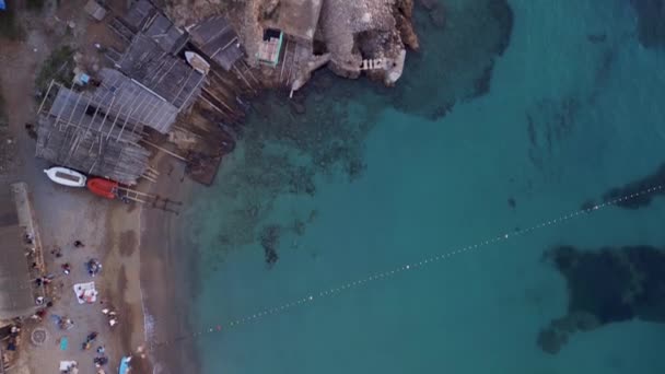 Vertikale Vogelperspektive Drohne Cala Benirras Strand Ibiza Spanien Abendsonnenuntergang 2022 — Stockvideo