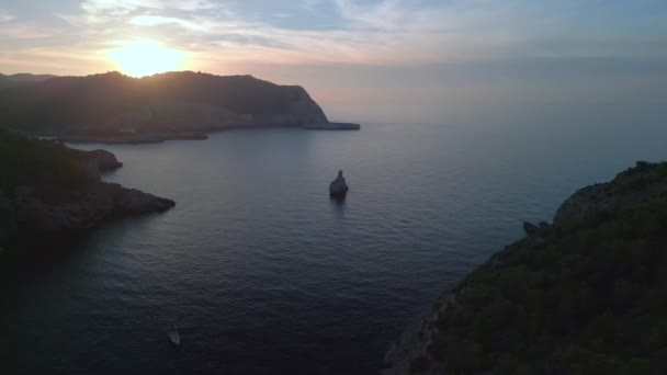 Panoráma Pályára Drone Cala Benirras Strand Ibiza Spanyolország Esti Naplemente — Stock videók