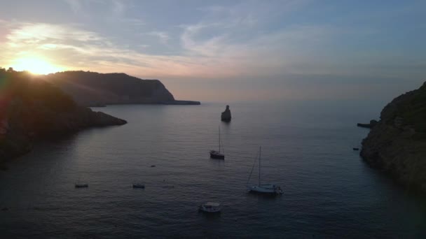 Wznoszący Się Dron Cala Benirras Plaża Ibiza Hiszpania Zachód Słońca — Wideo stockowe