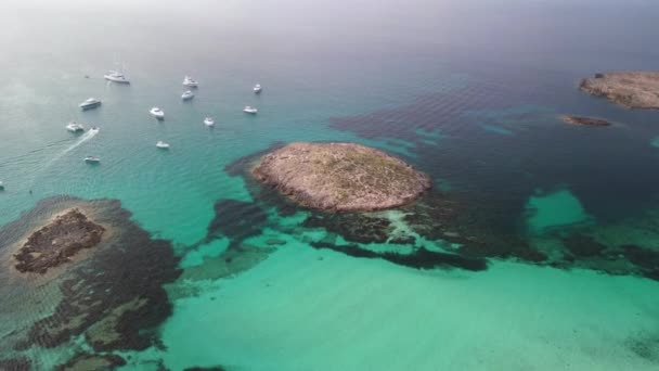 Rastreamento Tiro Cima Drone Praia Formentera Ilha Ibiza Espanha Outono — Vídeo de Stock