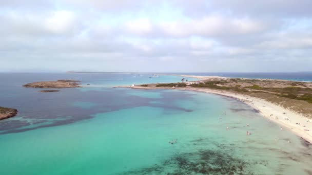 広い軌道の概要ドローンビーチフォルメンタ島イビサ島スペイン 2022年秋 高品質4Kシネマティック映像 — ストック動画