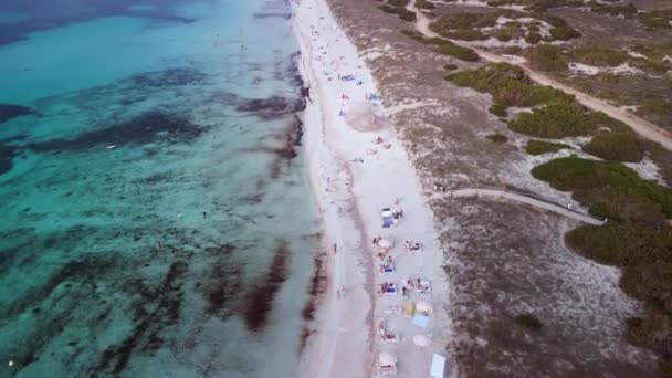 Przechylić Się Dół Plaży Drone Formentera Wyspa Ibiza Hiszpania Jesień — Wideo stockowe