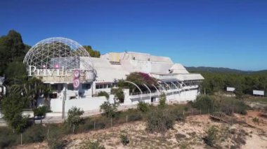 İbiza İspanya 'nın İbiza Adası' ndaki İHA Disko Kulübü 'nde sinek saldırısı, güneşli yaz günü 2022. Yüksek Kaliteli 4k Sinematik Görüntüler